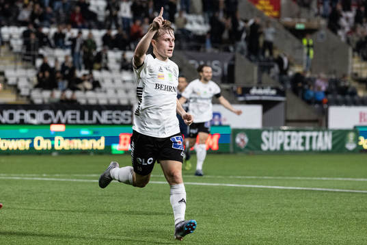 Örebros Victor Backman jublar
