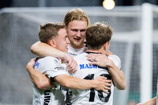 Örebros Kalle Holmberg jublar med lagkamrater