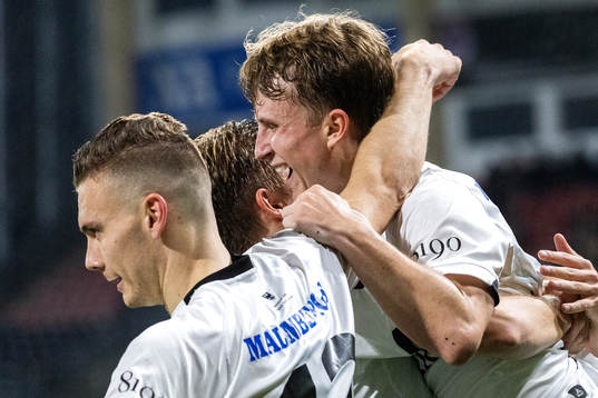 Örebros Victor Backman jublar med lagkamrater
