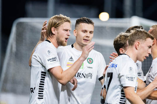 Örebros Kalle Holmberg jublar med lagkamrater