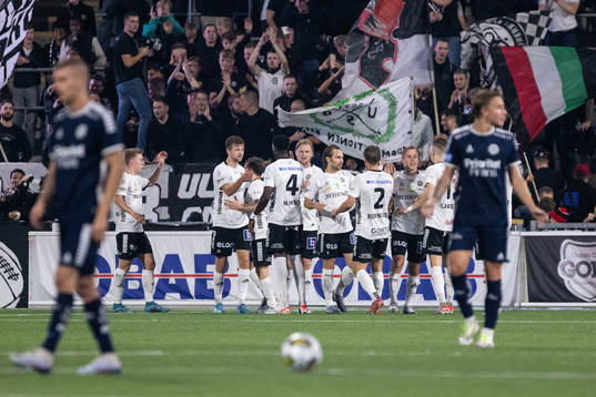 Örebros Valgeir Valgeirsson jublar med lagkamrater