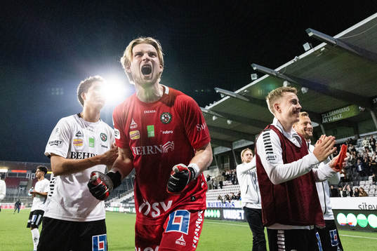 Örebros målvakt William Eskelinen jublar