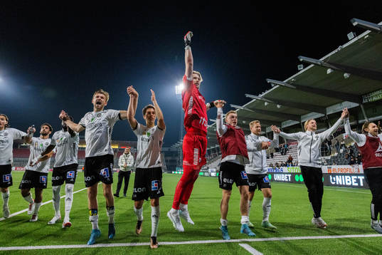 Örebros spelare jublar
