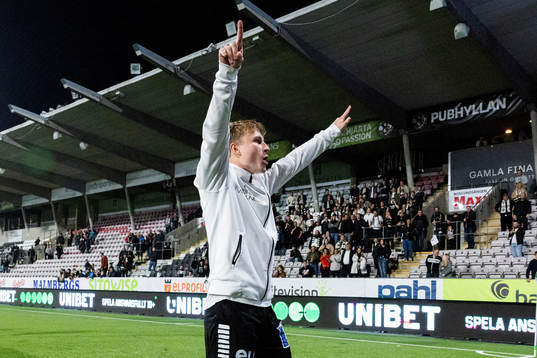 Örebros Victor Backman jublar