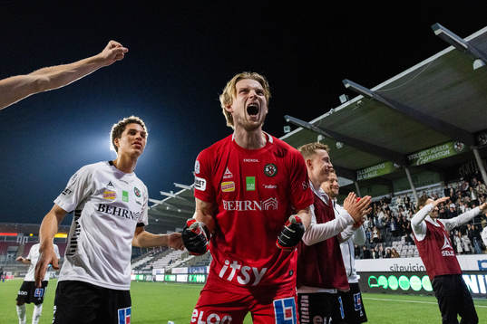 Örebros målvakt William Eskelinen jublar
