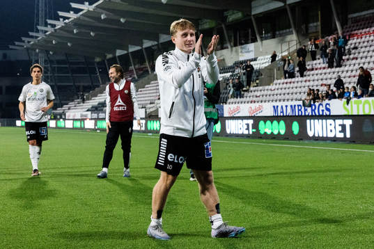 Örebros Victor Backman jublar