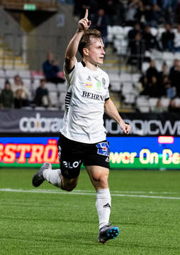 Örebros Victor Backman jublar