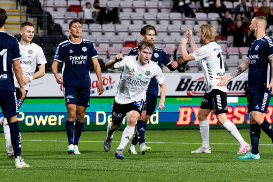 Örebros Victor Backman jublar