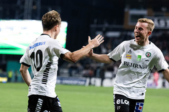Örebros Victor Backman och Valgeir Valgeirsson jublar