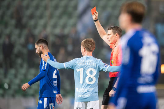 Gefles Constantino Capotondi tilldelas rött kort av Domare