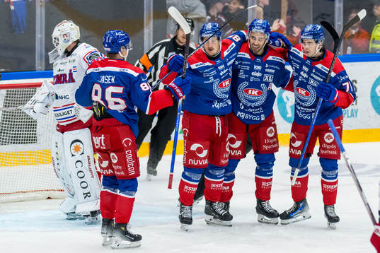 Oskarshamns Ahti Oksanen jublar med lagkamrater