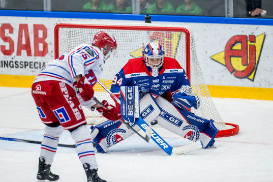 Timrås Panu Mieho och Oskarshamns målvakt Marek Langhamer