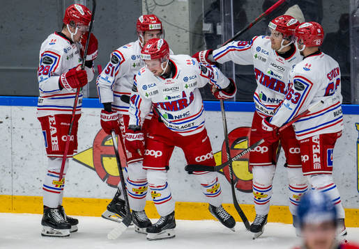 Timrås Jonathan Dahlén jublar med lagkamrater