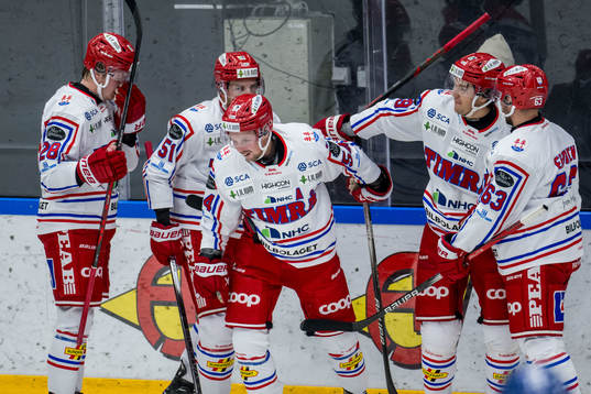 Timrås Jonathan Dahlén jublar med lagkamrater