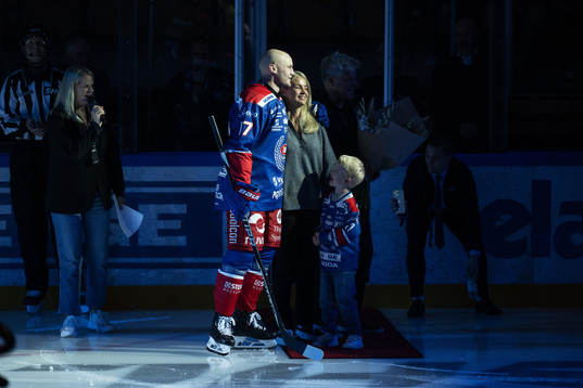Oskarshamns Jonas Engström hyllas före  ishockeymatchen i