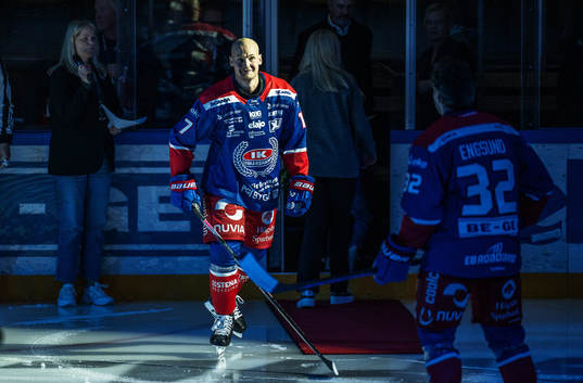 Oskarshamns Jonas Engström hyllas före  ishockeymatchen i