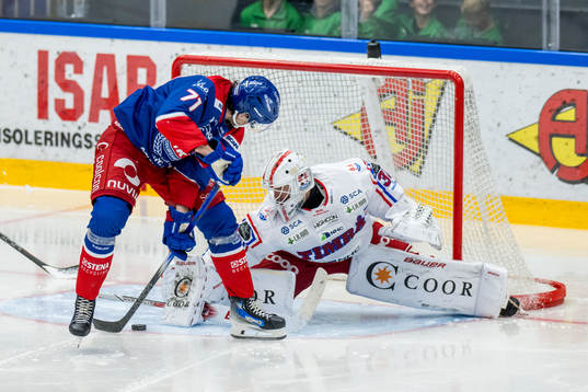 Oskarshamns Viktor Lodin och Timrås målvakt Jacob