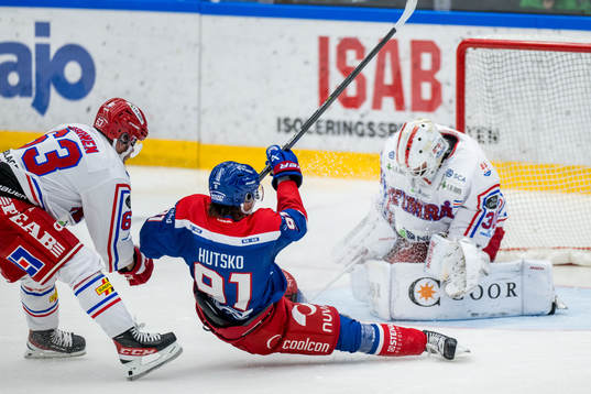 Timrås Elmeri Eronen och målvakt Jacob Johansson mot