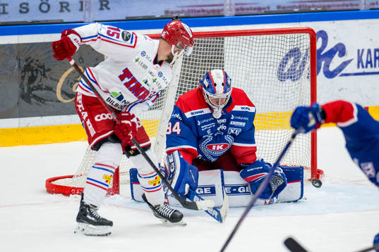 Timrås Panu Mieho och Oskarshamns målvakt Marek Langhamer