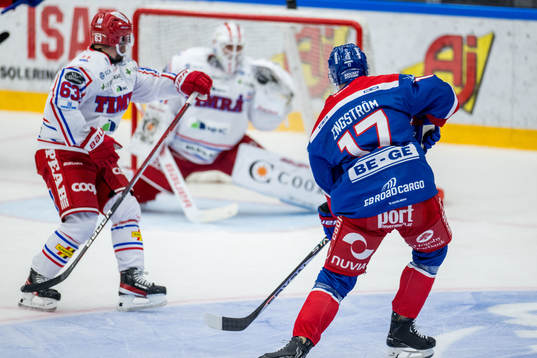 Timrås Elmeri Eronen och målvakt Jacob Johansson och