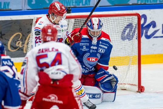 Timrås Filip Hållander och Oskarshamns målvakt Marek