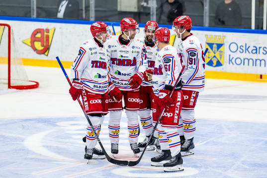 Timrås Joonas Lyytinen jublar med lagkamrater