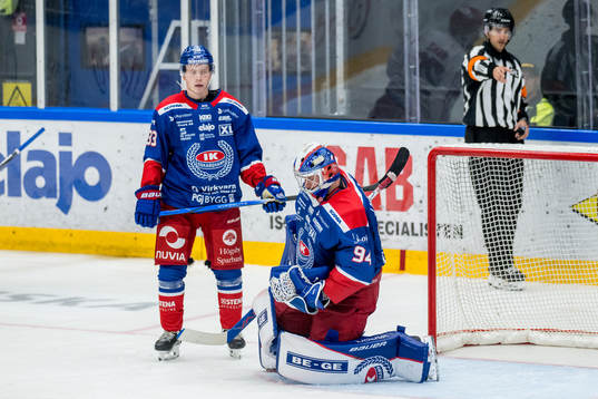 Oskarshamns Oskar Asplund och Oskarshamns målvakt Marek