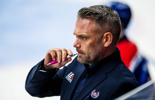 Oskarshamns assisterande tränare Mikael Holmqvist deppar