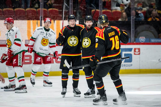 Brynäs Simon Bertilsson jublar med lagkamrater