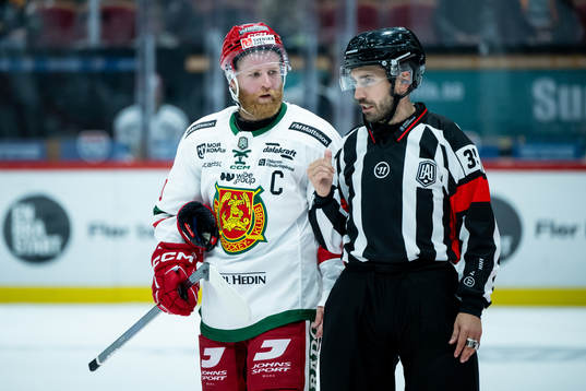 Moras Daniel Ljunggren och domare Mattias Enroth