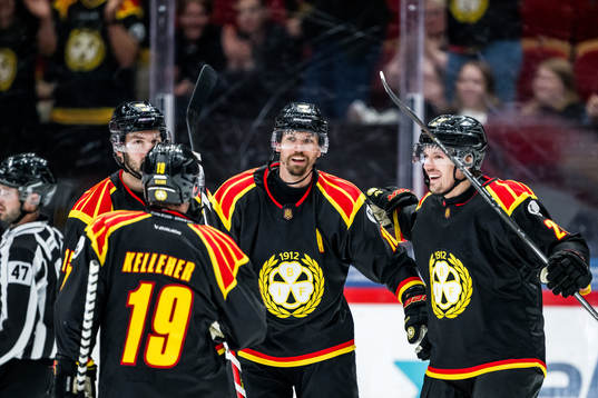 Brynäs Anton Rödin jublar med lagkamrater