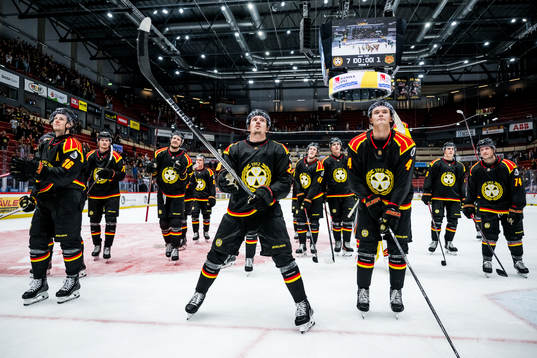 Brynäs Johannes Kinnvall och Theo Lindstein jublar