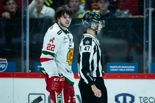 Moras Måns Carlsson reagerar mot domaren