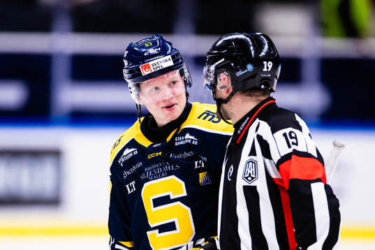 Södertäljes Julius Bergman i samtal med domare