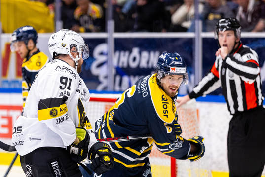 Västerås Nicholas Hutchison och Södertäljes Olli Vainio