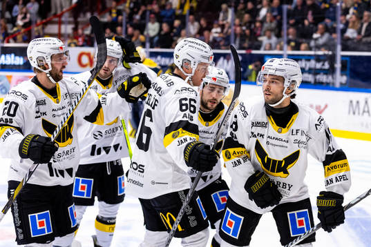 Västerås Shane Gersich jublar med lagkamrater