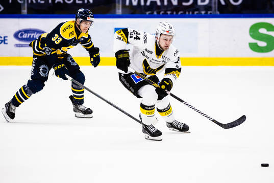 Södertäljes Filiph Engsund och Västerås Kyle Topping