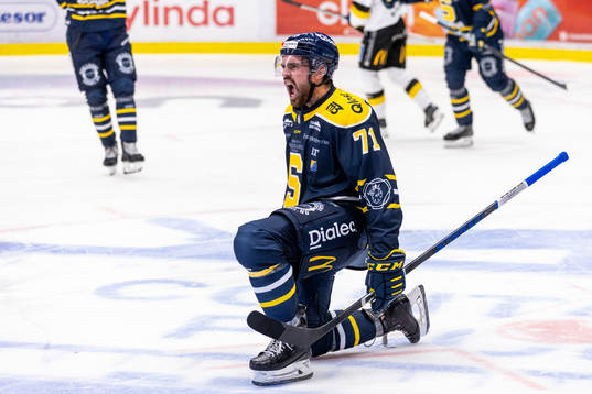 Södertäljes Dominic Turgeon jublar