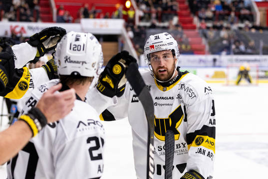 Västerås Nicholas Hutchison jublar