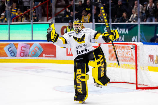 Västerås målvakt Ian Blomquist jublar