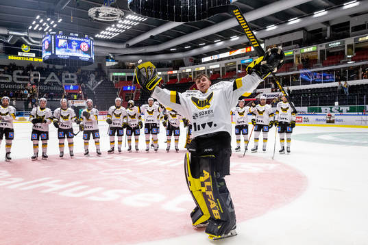 Västerås målvakt Ian Blomquist jublar