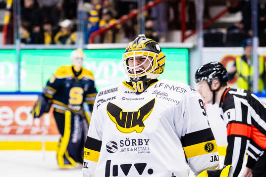 Västerås målvakt Ian Blomquist jublar