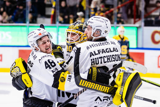 Västerås målvakt Ian Blomquist jublar med Karl Andersson