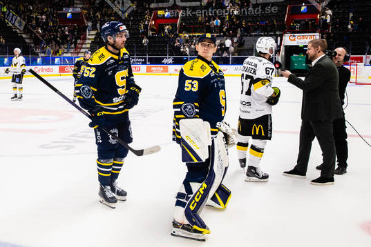 Södertäljes Christopher Liljewall och målvakt Claes