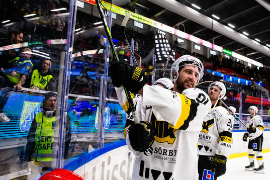 Västerås Nicholas Hutchison jublar