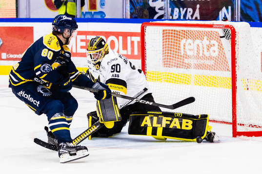 Västerås målvakt Ian Blomquist med en räddning mot
