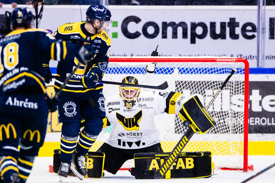 Västerås målvakt Ian Blomquist med en räddning i