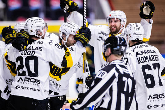 Västerås Shane Gersich (m) jublar med lagkamrater