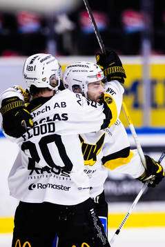 Västerås Shane Gersich jublar med Erik Flood