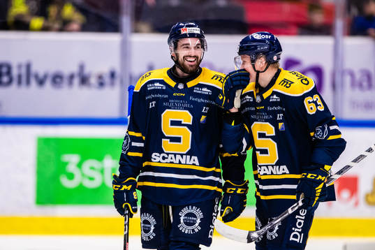 Södertäljes Dominic Turgeon (v) jublar med Julius Bergman